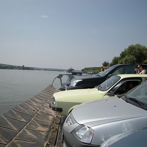 O şoferiţă şi-a pierdut maşina în Dunăre după ce a uitat să tragă frâna de mână