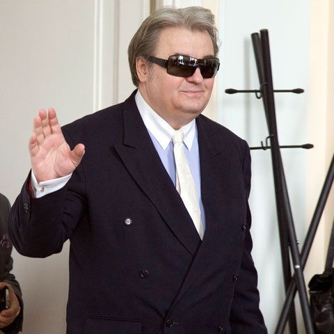 Vadim Tudor şi-a depus candidatura la Preşedinţie, cu atacuri la contracandidaţi