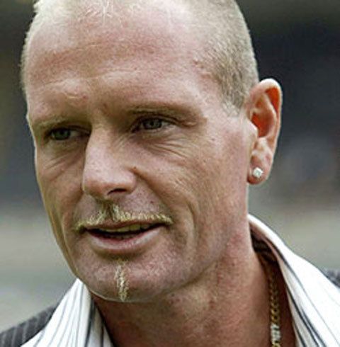 Gascoigne loveşte din nou. Cu capul în gură! - VEZI VIDEO