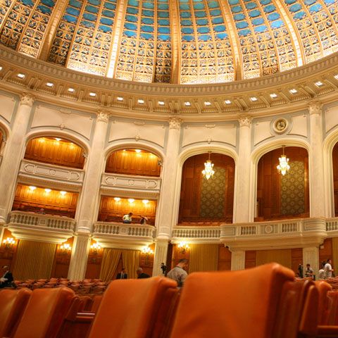 Parlamentarii PD-L au părăsit plenul la dezbaterea declaraţiei de susţinere a lui Klaus Johannis