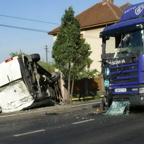 Patru agenţi ai unei firme de pază au murit în urma coliziunii dintre un microbuz şi un TIR