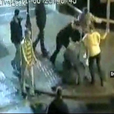 Un bărbat a fost bătut fără motiv în plină stradă, la Londra. ATENŢIE, IMAGINI ŞOCANTE!