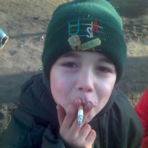 Copiii români încearcă ţigara de la vârste cuprinse între 6 şi 8 ani