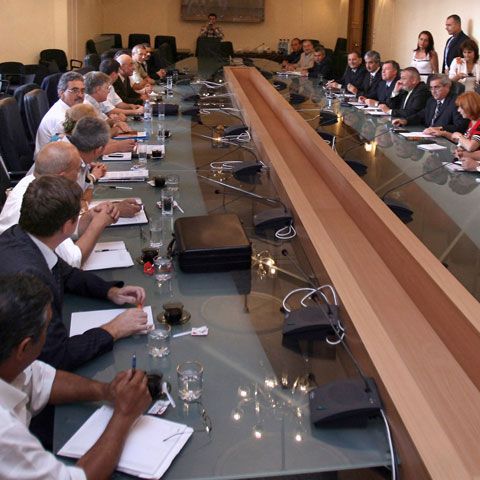 Guvernul sacrifică salariile angajaţilor cu studii superioare în schimbul creşterii salariului minim. Cum comentaţi?