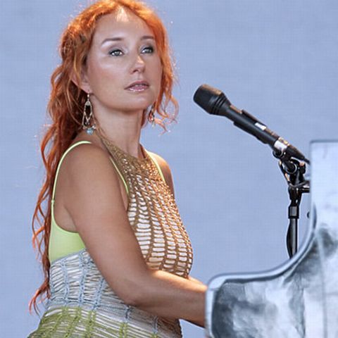 Tori Amos va lansa, pe 10 noiembrie, primul său album de Crăciun