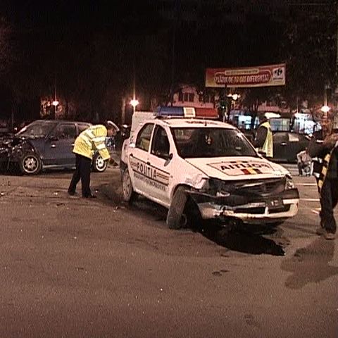 O maşină a Secţiei 24 de Poliţie a fost accidentată miercuri noapte