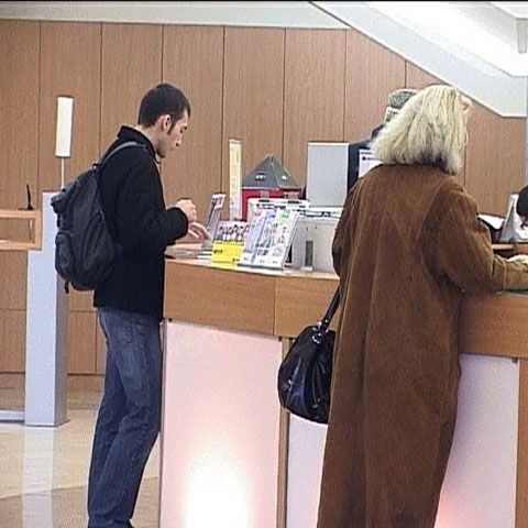 Bugetarii primesc mai uşor credite decât angajaţii din privat 