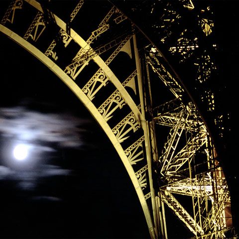 Turnul Eiffel se umple de lumină la 120 de ani de la inaugurare