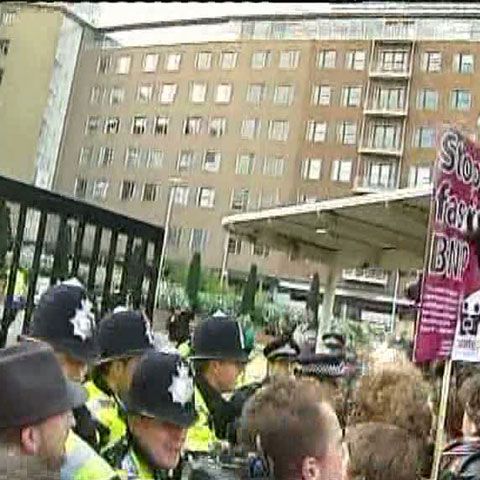 Câteva sute de britanici au protestat în faţa sediului BBC din Londra