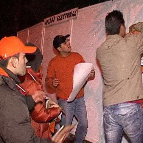 La Sibiu şi Târgu Jiu, primii care au lipit afişe au fost tinerii de la PSD şi PD-L 