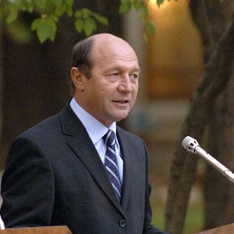 Băsescu spune că România poate trece peste criză şi îşi va relua creşterea economică în 2010 