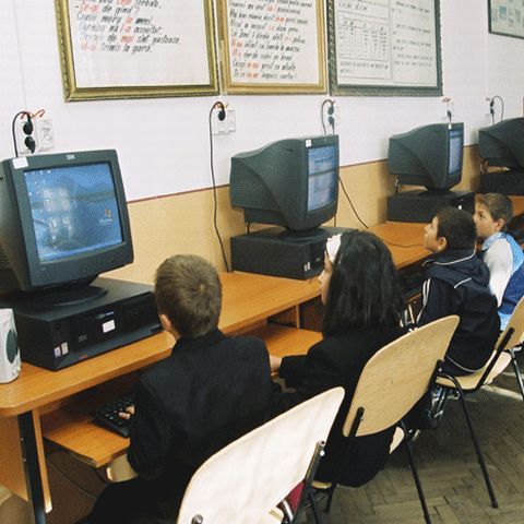 Peste 500.000 de elevi vor avea acces la internet  prin fibră optică în şcoli