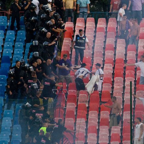 Zece fani stelişti au fost amendaţi la meciul cu Fener