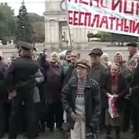 Premierul de la Chişinău, Vlad Filat a fost bruscat de pensionari la Guvern