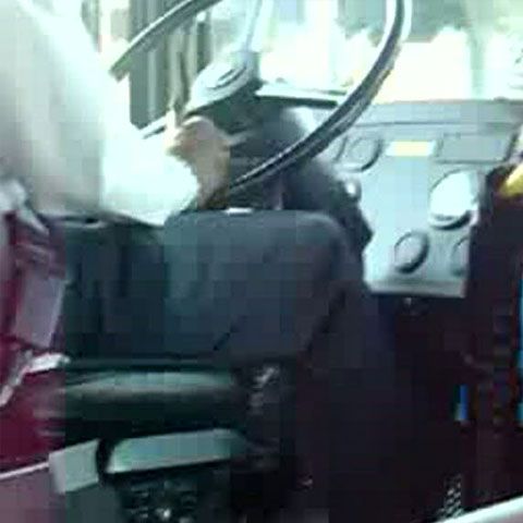 Canada: Un şofer de autobuz a fost filmat rezolvând sudoku în timp ce conducea 