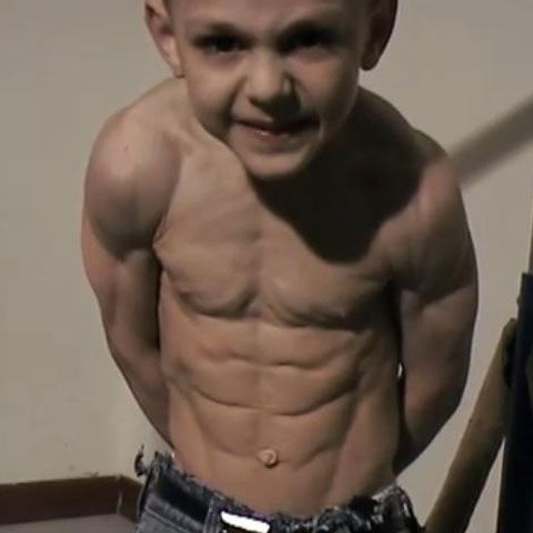 Micul Hercule, cel mai puternic copil din lume, este un băieţel român de cinci ani. VEZI IMAGINI