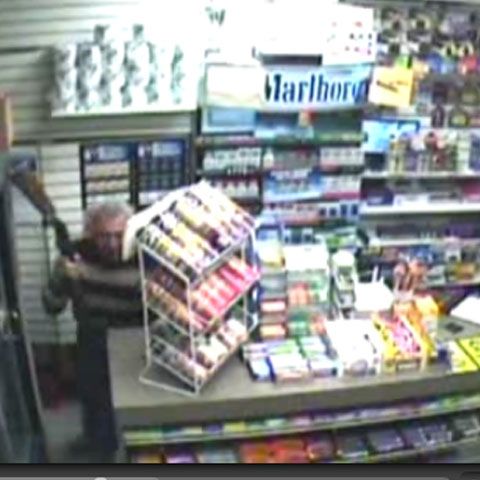 Un vânzător le-a luat arma hoţilor care încercau să-l jefuiască. VEZI IMAGINI