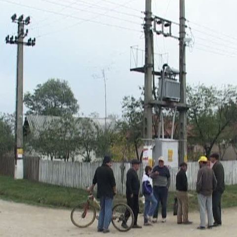 Un tânăr din Dâmboviţa s-a electrocutat în timp ce monta un banner pe un stâlp 