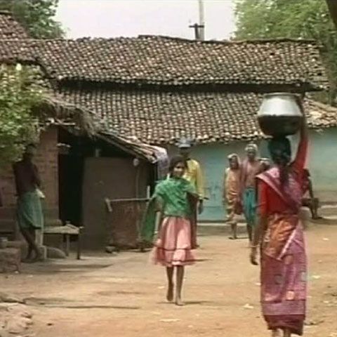 Fermierii din nordul Indiei îşi vând soţiile pentru a-şi plăti datoriile 