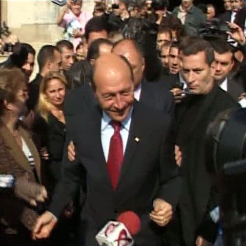 Preşedintele Traian Băsescu şi-a continuat duminică campania electorală