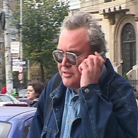 Folosirea îndelungată a telefoanelor mobile creşte riscul apariţiei cancerului