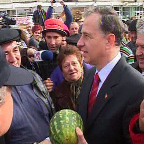 Geoană, huiduit la Fălticeni de echipa care îl însoţea pe Gheorghe Flutur