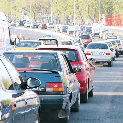 Bucureştenii îşi permit mai puţin de un plin de benzină pe lună