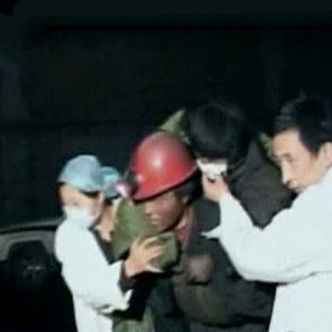 Trei mineri chinezi au fost salvaţi după opt zile petrecute în subteran