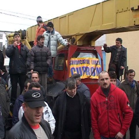 Aproximativ 200 de foşti angajaţi ai societăţii Cuprom Baia Mare au protestat în faţa Prefecturii