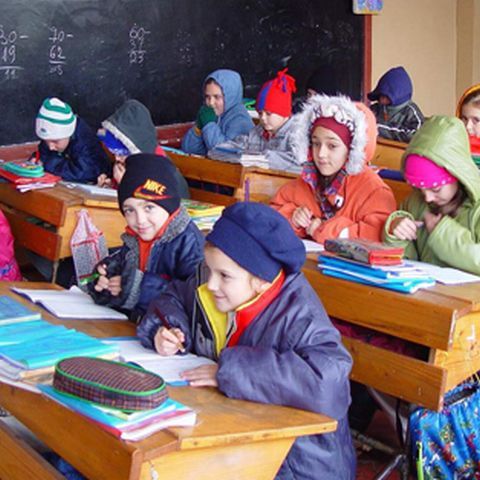 Sute de elevi din Prahova şi Suceava învaţă în frig