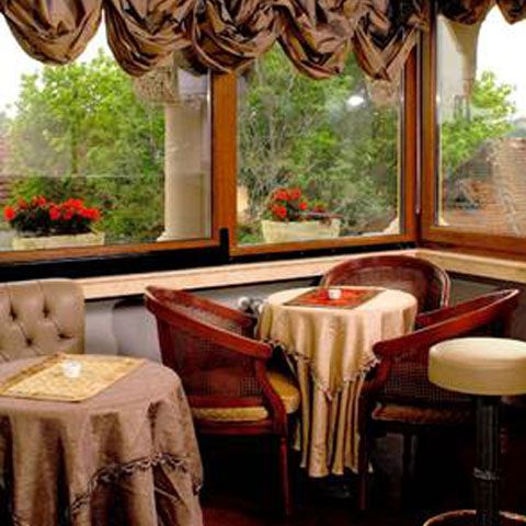 Un lucrător în domeniul HoReCa are cel mai mic salariu pe oră din România