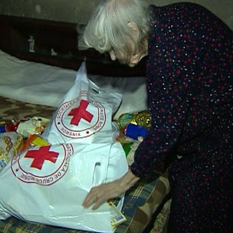 Românii săraci au primit pachete cu mâncare de la Crucea Roşie