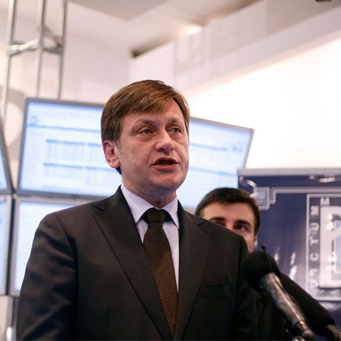 PORTRET DE CANDIDAT: Crin Antonescu - de la rebelul cu plete până la drumul spre Palatul Cotroceni