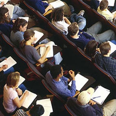 100 de tineri infectaţi cu HIV vor primi burse de studiu