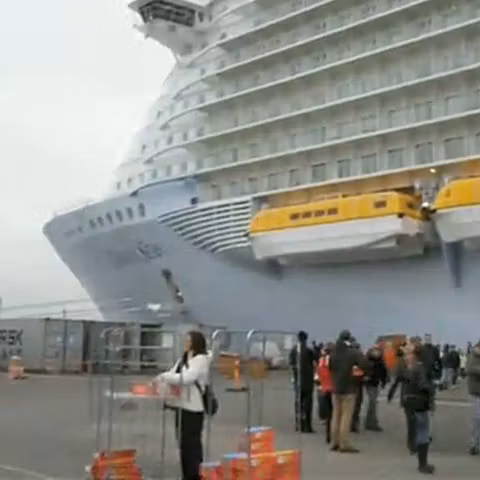 Cel mai scump pachebot construit vreodată a fost lansat miercuri la apă