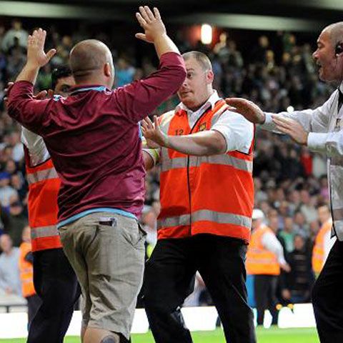 VIDEO / Un fan al lui Barnsley a marcat împotriva lui Manchester United!