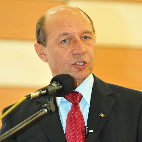 Traian Băsescu: Am un sentiment de revoltă că Legea salarizării unice nu se aplică şi la Eximbank