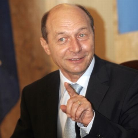 Băsescu a luat un toiag din mulţime şi a declarat: Fermierii nu trebuie confundaţi cu minerii