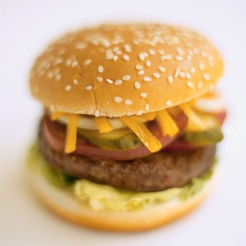 Mâncarea de tip fast food dă dependenţă la fel ca drogurile