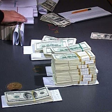 O româncă a fost reţinută pe aeroport cu o valiză plină cu valută 