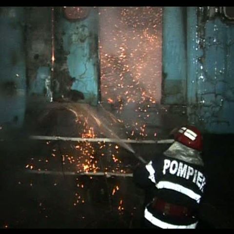 Un vagon dezafectat a luat foc în depoul CFR Piteşti 