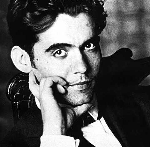 Spaniolii sapă în locul unde se presupune că ar fi îngropat Federico Garcia Lorca