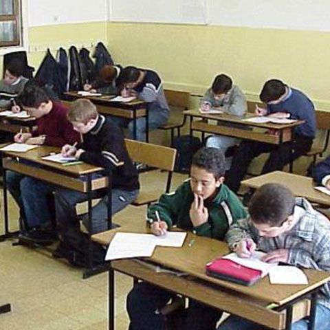 Cursurile de la două clase din două licee ieşene au fost suspendate din cauza gripei porcine