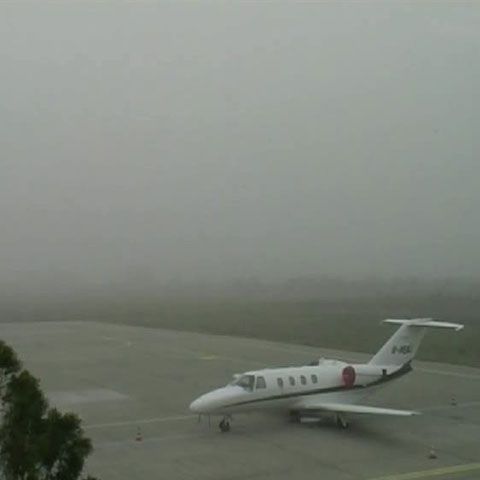 Un avion al companiei Blue Air a aterizat la Arad cu două ore întârziere din cauza ceţii