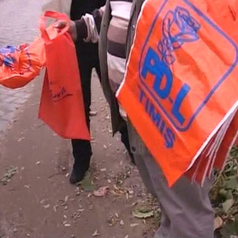 Oamenii din Lovrin au primit făină de la UE în pungi inscripţionate PD-L 