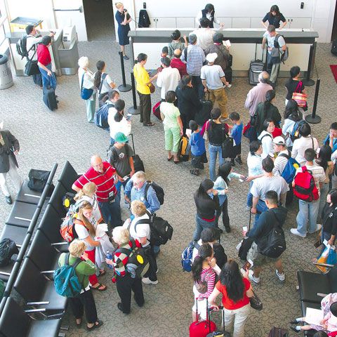 Liderii europeni vor curse charter finanţate de UE pentru expulzarea imigranţilor ilegali