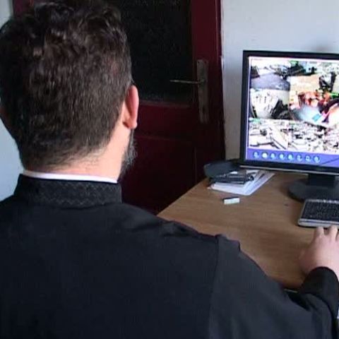 Priveghi online la Fălticeni cu ajutorul camerelor de supraveghere montate de preot 