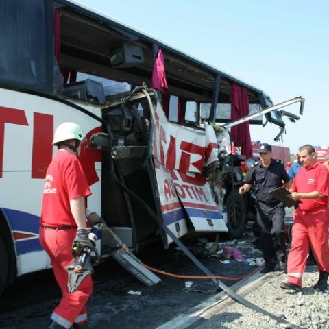 Un autocar cu români a fost implicat într-un accident grav, în Franţa