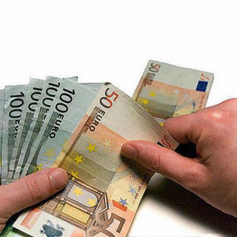 Euro a crescut cu 30 de bani faţă de leu, de la începutul anului