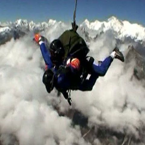 Skydiving pe Everest. VEZI VIDEO